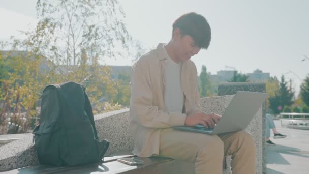 Ung Asiatisk Koreansk Man Djupt Nedsänkt Sina Studier Arbetar Sin — Stockvideo