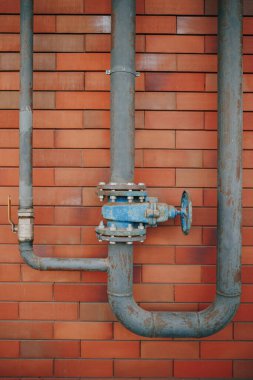 Eski Endüstriyel Arkaplan Taşımacılık: Yıpranmış Tuğlalar, Çelik Borular, Kırsal Döşeme Duvarları, Yaratıcı Projeleriniz İçin Geniş Kopya Alanı.