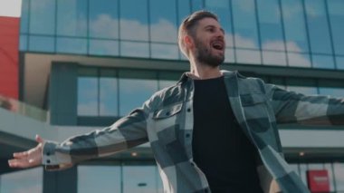 İspanyol ve Amerikan mirasından gurur duyan neşeli genç bir adam, şehirde zaferle ayakta duruyor. Onun portresi, şehir binaları arasında kutlama yaparken başarının özünü yansıtıyor..