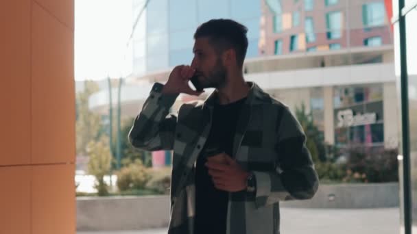 Şık Bir Genç Adam Hareketli Şehir Manzarasının Ortasında Bir Telefon — Stok video