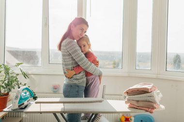 Aile Bağları En İyi Tatmin Olan Anne Kızını Kucaklıyor Gülüyor ve Birlikte Oynuyor, Gerçek Hayat Aşkını Kucaklıyor. Tatmin olmuş Gülümsemeler Anne ve Kızı Sevgi ve Kahkahaları Paylaşın