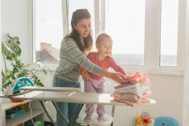 Bir anne ve çocuğu, ev işleri ve ev hayatını kucaklayarak özel bir bağ kurar. Annelik ve Angarya İçin Genç Ana Rehberi