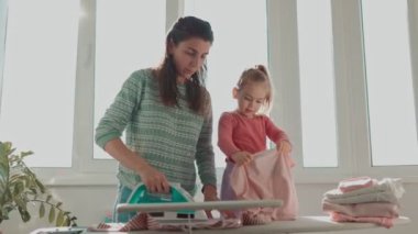 Bir anne ve çocuğu, ev işleri ve ev hayatını kucaklayarak özel bir bağ kurar. Annelik ve Angarya İçin Genç Ana Rehberi
