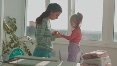 Aile Bağları En İyi Tatmin Olan Anne ve Kızı Birlikte Güler ve Oynarlar, Gerçek Hayat Aşkını Kucaklarlar. Tatmin olmuş Gülümsemeler Anne ve Kızı Sevgi ve Kahkahaları Paylaşın 