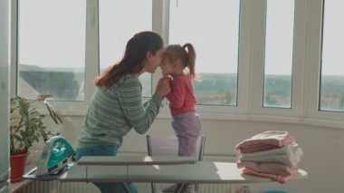 Samimi Aşk ve Kahkahalar Mutlu Anne ve Kız Eğlenceli Ev Çalışmalarının, Aile Yaşamının Gerçek Özünü Yakalayışının keyfini çıkarıyorlar. Gerçek Annelik Otantik Aile Oyunculuğu Kucaklar