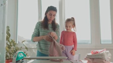 İki Nesil Genç Bir Anne ve Kızı Ev İşleri 'ni Birleştirir, Aile Özünü Yakalarlar. Ev Hayatı Kadını, Çocuk ve Ütü Elbiseleri