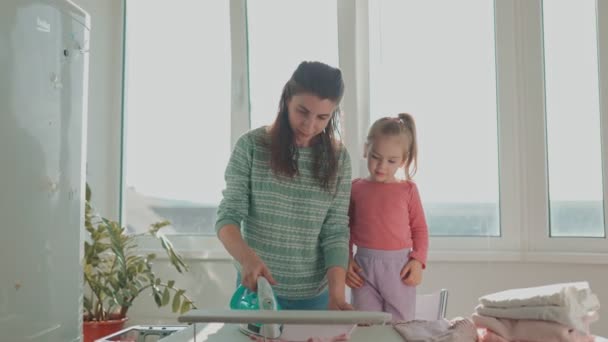 Domácí Harmonie Mother Child Team Housework Creating Authentic Family Moments — Stock video