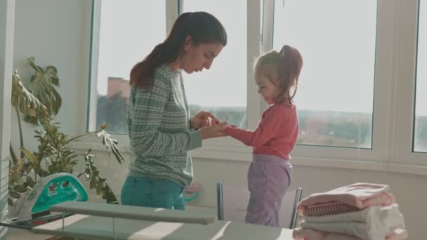 Aile Bağları Tatmin Olan Anne Kızı Birlikte Güler Oynarlar Gerçek — Stok video