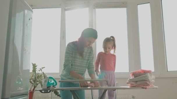 Collage Sur Les Tâches Ménagères Une Mère Fille Partagent Rire — Video