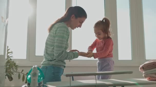 Gerçek Annelik Otantik Aile Evdeki Eğlenceyi Eğlenceyi Kucaklar Küçük Anlar — Stok video