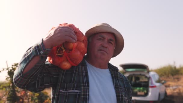 Πραγματικοί Άνθρωποι Πίσω Από Συγκομιδή Ηλικιωμένος Αγρότης Κάτω Από Τον — Αρχείο Βίντεο