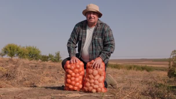 Capta Encanto Agricultor Experiente Meio Uma Paisagem Rural Fértil Onde — Vídeo de Stock