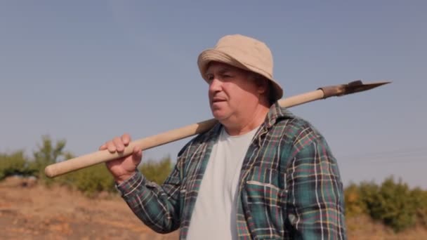 Sabedoria Rural Velho Agricultor Abraçando Campo Mão Como Ele Trabalha — Vídeo de Stock