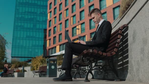 Dobře Oblečený Muž Obchodním Obleku Profesionál Řídí Své Úkoly Notebooku — Stock video