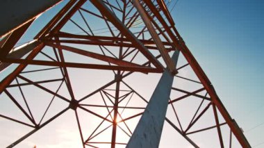 Yüksek Voltaj Hatları ve Dağıtım Marvel of Electricitys Network 'e tanık olun. Bu Çelik Yapılar Enerji Akımını Güç İstasyonlarından Ev ve İş Yerlerine Aktif Eder.