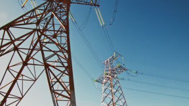 Elektrik Bağlantısının Sırlarını Yüksek Voltaj Hatları ve Kablolara Bir Anlık Bakışla Aç. Bu Hayati Bileşenler Hayatımızı Güçlendiriyor ve Modern Dünyamızı Sorunsuz Çalıştırıyor.