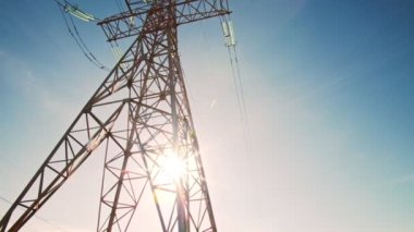 4K 'da Yüksek Voltaj Hatları' na kısa bir bakış atarak Enerji İnşaatı 'na katılın. Hayatımızı Güçlendiren Şebekeyi İnşa Etme Sanatı 'nı keşfedin. Gün doğumunda Yüksek Voltaj Hatlarında Elektrik