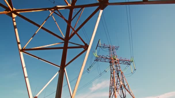 Yüksek Voltaj Iletimi Ile Karmaşık Elektrik Yolu Keşfedin Çelik Devler — Stok video