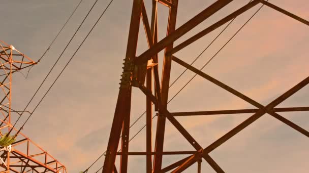 Observa Columna Vertebral Transmisión Electricidad Con Torres Alta Tensión Postes — Vídeos de Stock