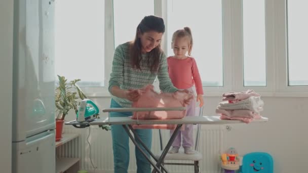 Home Sweet Home Eine Dreiköpfige Familie Mutter Tochter Und Kind — Stockvideo