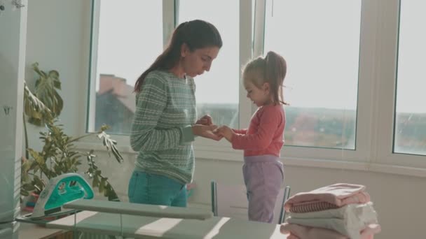 Glada Moderskap Ung Kvinna Och Hennes Barn Hitta Roligt Och — Stockvideo