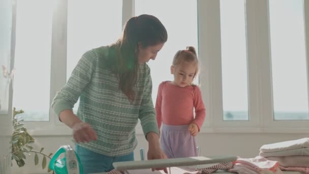 Äkta Familjeliv Mor Och Döttrar Hushållsarbete Resa Fångad Speglar Skönheten — Stockvideo