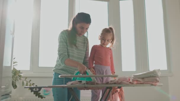 Opiekuńcze Macierzyństwo Młoda Matka Uczy Córkę Cennych Umiejętności Życiowych Domu — Wideo stockowe