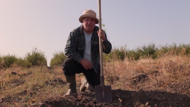 Természet Közepén Bounty Egy Rangidős Farmer Lapát Kézben Áll Büszkén — Stock videók