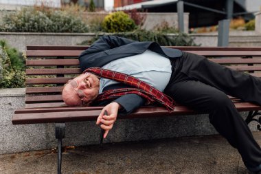 Huzursuz, yaşlı ve sakallı bir adam acilen yardım istiyor, bilincini kaybetmiş, ani göğüs ağrısından rahatsız, muhtemelen şehir dışında geçirdiği bir kalp kriziyle bağlantılı..