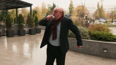 Son sınıf öğrencisi, ağır rahatsızlık, yorgunluk ve öksürük gibi hastalıkların belirtilerini yaşıyor. Kıdemli sağlık hizmetlerinin ve mevsimsel grip sıkıntılarının ayık gerçeklerini ortaya çıkarıyor..