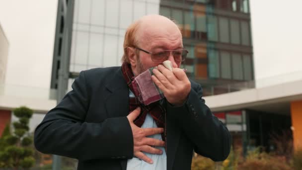 Footage Illustrates Ailing Elderly Man Battling Seasonal Flu Marked Severe — Stock Video