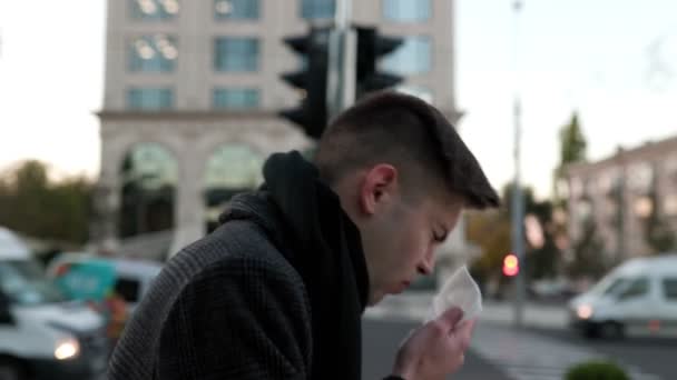 Entorse Ville Jeune Homme Souffre Éternuements Persistants Toux Visiblement Affecté — Video
