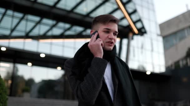 一名年轻的白领带着自信地使用他的智能手机 展示了城市环境中技术与商业敏锐度的融合 — 图库视频影像