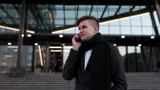 Stadsleven Beeld Jonge Ondernemer Casual Kleding Zelfverzekerd Met Zijn Mobiele — Stockvideo