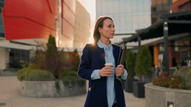 Sunset Urban Trailblazer, şehirde profesyonellik ve başarı saçan şık bir iş kadınının günbatımında çekilen ön görüş ve izleme görüntülerinin yer aldığı kompakt bir video. günbatımında