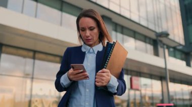 Şehir Yöneticisi Zarif bir İşkadını, Sorunlu ama Kararlı, Akıllı Telefonu Tutan, Şehir Manzarasının Kalbinde Yönlendirme Çalışması Zorlukları.