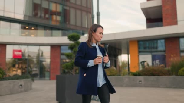 City Sway Spårning Skott Belyser Framgångsrik Unga Affärskvinnor Promenad Blanda — Stockvideo