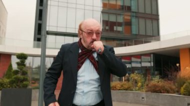 Yaşlı, sakallı adam, 4k 'lık bir videoda yakalanmış, mevsimsel gribin yorucu belirtilerine katlanıyor, hapşırma, öksürük belirtileri gösteriyor, ve genel olarak sağlığına zarar veriyor..
