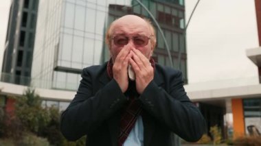 Yaşlı Sağlık Dertleri Kıdemli Adam Mevsimsel Grip Hastalıklarına Katlanıyor. Yaşlılar Mevsimsel Grip, Şiddetli Rahatsızlık, Öksürük ve Hapşırık. Belirtileri: Şiddetli Sıkıntı, Öksürük ve Hapşırık Hastalığı
