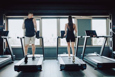 Geçmişe dönüp baktığımızda genç Amerikan çifti sağlıklı ve aktif bir yaşam tarzının reklamını yapıyorlar. Kafkas ve İspanyol Fitness Spor Salonu Kültürünü Destekliyor