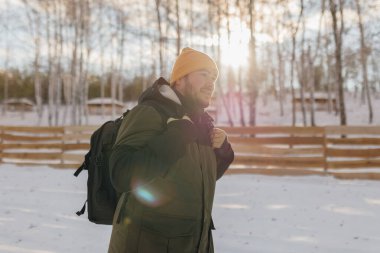 Her adımda kararlılıkla Kafkas kökenli bir adam, karlı çölde bir yolculuğa çıkar. Sırt çantasıyla kışın yol almakta olan patikalarda ilerler.