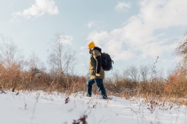 Kış keşiflerinin cazibesinin bir kanıtı olarak, kışın karda yapılan bir kış yürüyüşü sırasında doğaya dalan bir Kafkas yürüyüşünün büyüleyici yolculuğuna tanık olun. yan görünüm