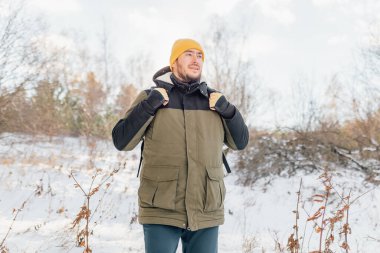 Kış mevsiminde Latince Kış sahnesini coşkuyla dolduran, neşeli bir Latin gezgin elementlerle dans eder, Kışları güven dolu bir sırt çantasıyla keşif yapmanın sükunetini nazikçe kucaklar.