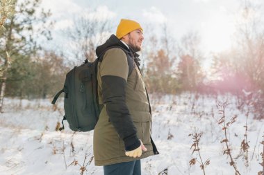Frosty Freedom bir özgürlük hissi uyandırıyor, Kafkasyalı bir yürüyüşçü kışın keşif sanatını memnuniyetle kucaklıyor, bir sırt çantasıyla karlı patikalarda geziniyor, özgürlüğün tadını çıkarıyor.