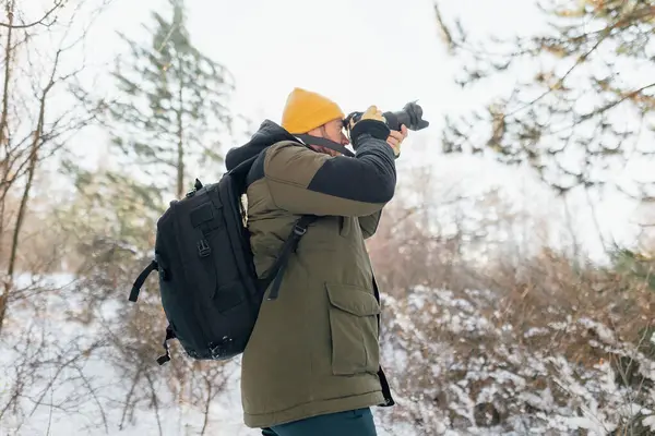 Donmuş Çerçeve Seferi Genç bir fotoğrafçı kış yolculuğunu gözler önüne seriyor, maceralı bir yolculukta karla dolu manzaraların özünü yakalıyor..