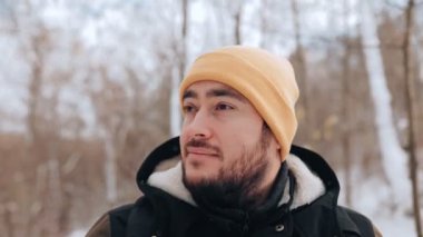 Kış Fısıltıları, kar tanelerinin ortasında, düşünceli bir Latin yürüyüşçü, kışın harikalar diyarını keşfediyor, sessiz fısıltıların arasında yalnızlık ve sükunet hikayesi yaratıyor.