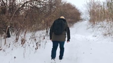 Kış keşiflerinin cazibesinin bir kanıtı olarak, kışın karda yapılan bir kış yürüyüşü sırasında doğaya dalan bir Kafkas yürüyüşünün büyüleyici yolculuğuna tanık olun. arka plan