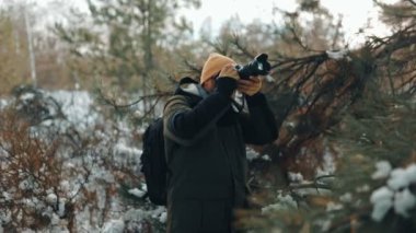 Buzlu Lens Seferi Fotoğrafçılık Sanatı 'na adanmış bir adam kış arazisinde yol alır. Her bir fotoğraf, kış yolculuğunun dondurucu soğuk anlarında yalnızlık ve doğa güzellikleriyle doludur..