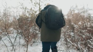 Soğuk, beyaz bir yürüyüşçünün sıcak ruhu tarafından fethedilen bir maceraya atılın. Unutulmaz bir yolculuk için kış soğuğuna atılın. arka plan