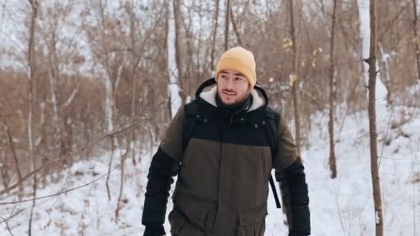 Sea Testigo Peatón Nieve Excursionista Hispano Caminando Disfrutando Tranquilo Paseo — Vídeo de stock
